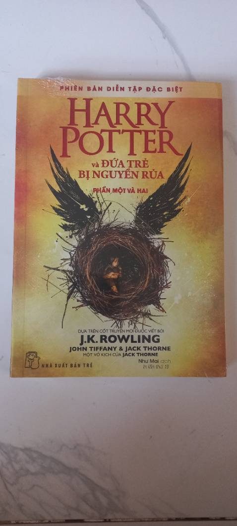 Sách giao rất nhanh. Đặt hôm trước thì hôm sau đã nhận được. Sách được in sắc nét và đóng gói bằng hộp cẩn thận. Cho shop 5 sao.