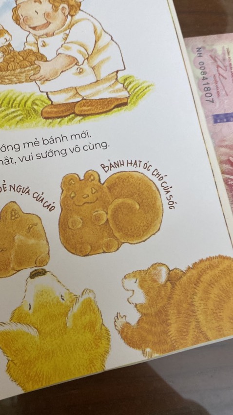 bộ ba cuốn này nhìn như bánh giáng sinh nhưng hoá ra ko phải, hình vẽ rất đẹp bìa cứng con dùng được lâu bộ ba cuốn này nhìn như bánh giáng sinh nhưng hoá ra ko phải, hình vẽ rất đẹp bìa cứng con dùng được lâu