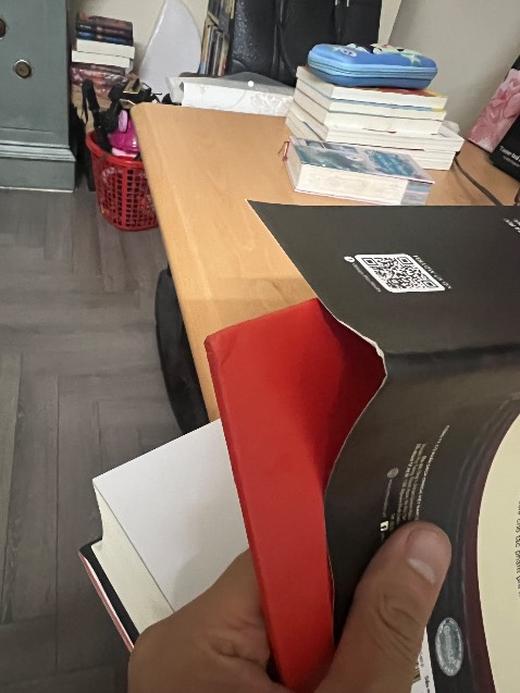 Sách bị móp méo. Không hài lòng