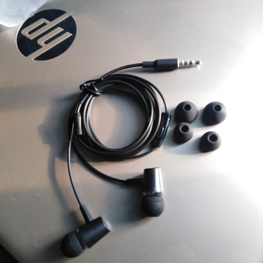 Cảm nhận bản thân: Cách âm tốt, nghe lâu không thấy đau tai, bao bì gói linh kiện đi kèm đầy đủ dễ nhìn, giá rẻ. Độ bền vì là còn chưa lâu nên chưa nhận xét.
Tốt ??
Cảm ơn shop