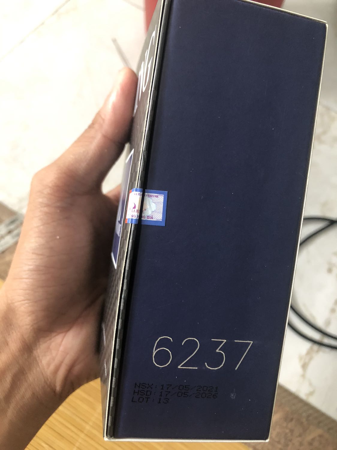 xử lí như hàng chợ tem thì rách chai thì dính đầy keo thừa.thấy tiki cũng uy tín nên đặt thử nhưng xem ra hương kb chuẩn r. trải nghiệm k hài lòng