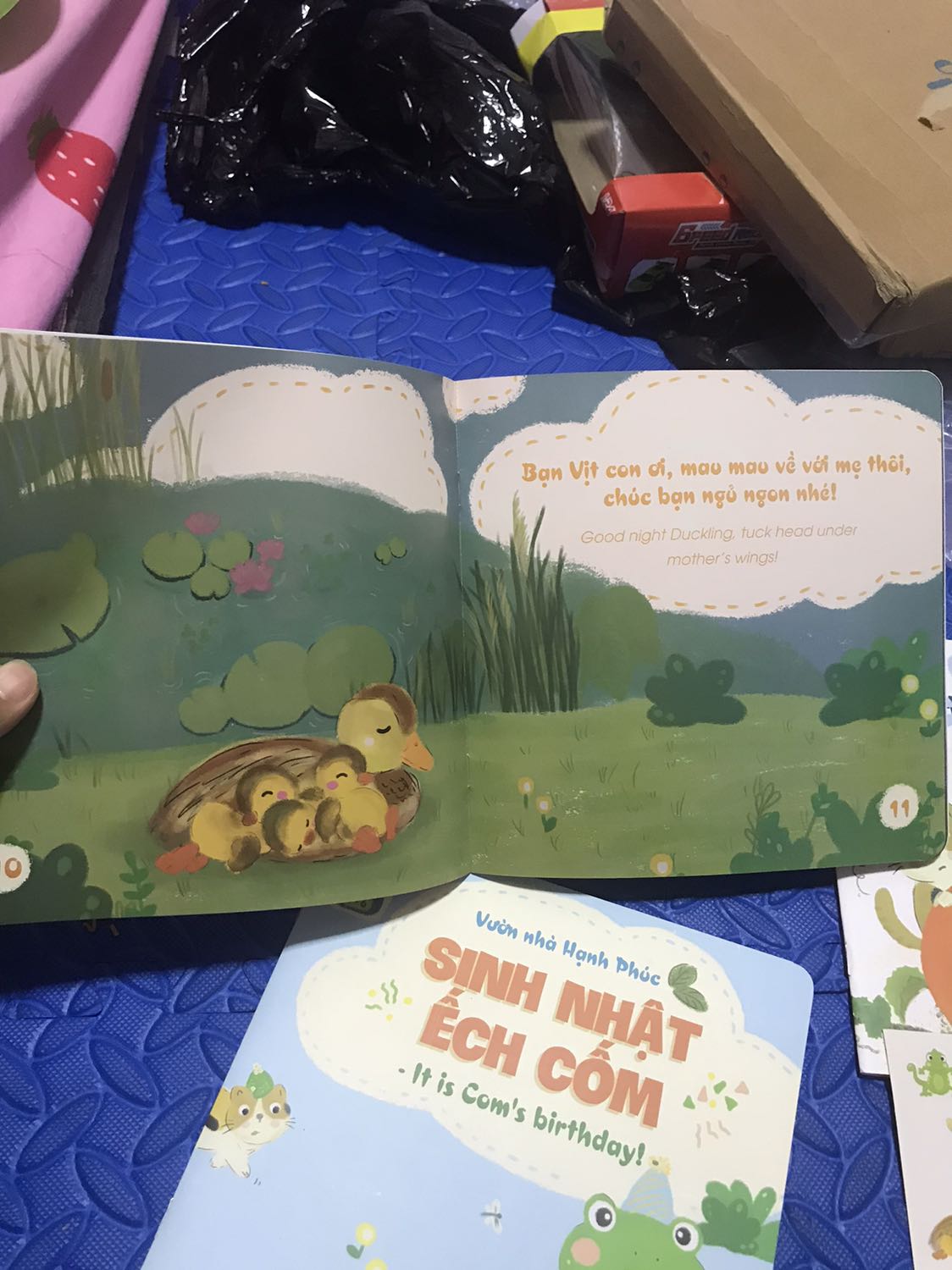 Shop đóng gói cẩn thận. Sách màu sắc tươi sáng. In màu dày dặn. Nội dung về chơi trốn tìm, sinh nhật, thiên nhiên ban đêm. Chủ đề không mới nhưng bội dung mới, hình vẽ dễ thương. Áp mã còn 93k. Bé rất thích