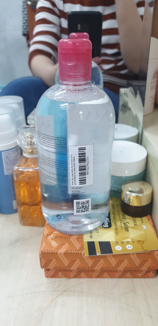 ko hiểu tại sao shop lại dán mã vạch gi lên sp mà *** ko được, về chất lượng chua dùng nên ko biết sao, nhưng thấy mã vạch như vầy lại cảm thay bất an, ko biết co nên đem cai mặt ra thử ko nữa.