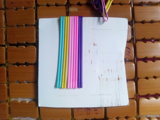 màu kẹp không đẹp, rút kẹp ra thì thấy nhiều vết gỉ trên giấy, 2 chiếc bị tróc sơn, 2 chiếc bị dính dính, trên hình mình chụp các bạn sẽ thì thấy hai màu hồng khác  nhau nhưng thực tế lại hao hao giống nhau