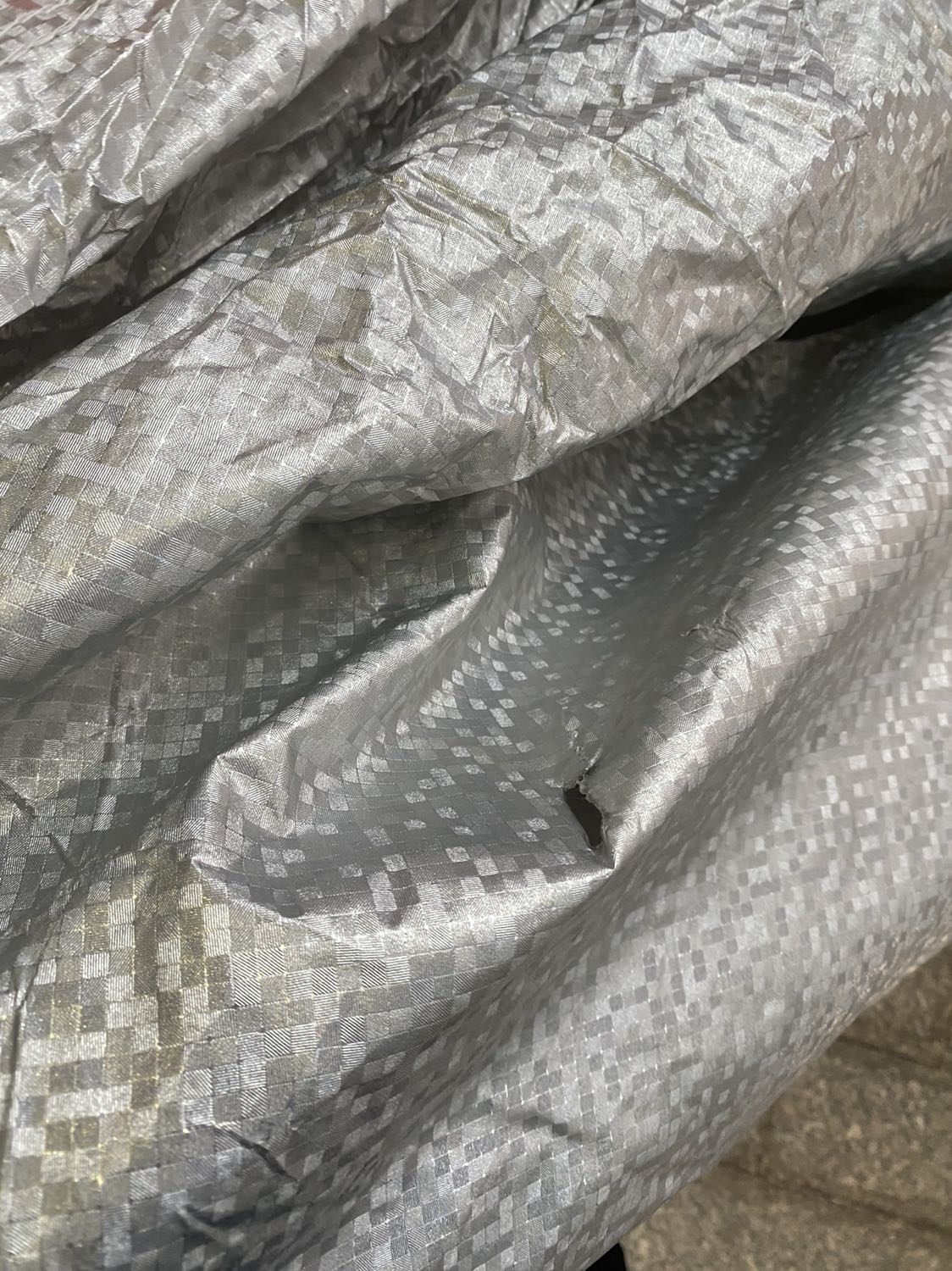 Mua tiki trước nay. Nhưng lần này thực sự thất vọng. Thùng giấy thấm nước, túi đựng rách ngay khi chưa kịp mở, bạt sờn vải, rách nhiều nơi như hàng dùng rồi. 
Tôi muốn trả hàng và nhận lại tiền được không ạ? Trả chứ không phải đổi. Cái cảm giác luôn tin tưởng rồi bị một quả thật không dễ chịu chút nào.