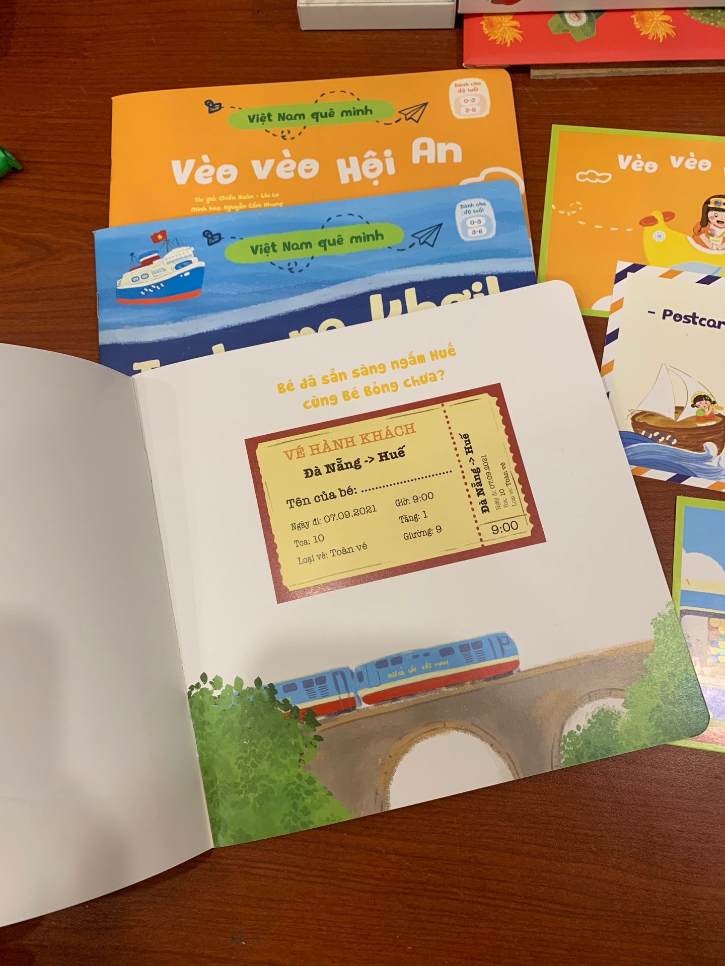 Sách rất đẹp từ lời thơ đến hình minh họa.
Mình mua combo này bị thiếu mất 1 quyển nhưng bên Lions Book rất nhanh đã gửi bù cho mình quyển bị thiếu.
CSKH bên Lions Book rất tốt, rất đáng mua.