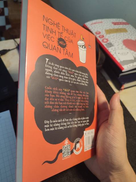 Sau 1 tháng đọc cuốn này, cảm nhận riêng của tôi là dường như cuốn sách bị overrated (đánh giá quá cao). Đây là sách self-help, tác giả viết ra nó là Mark Manson-nói trắng ra vẫn là guru self-help (ấy mà lại tự nhận mình khác những người viết sách self-help khác). Trong khi nội dung sách lặp đi lặp lại ví dụ cuộc sống người khác, trải nghiệm cuộc sống cá nhân anh ta để cho đọc giả bài học? Không liên quan vì mỗi con người đều có hoàn cảnh sống khác nhau, môi trường sống khác nhau, xuất phát điểm khác nhau, trải nghiệm sống khác nhau. Đó cũng là bản chất sách self-help, có thể bạn thấy nó phù hợp với tình cảnh hiện tại của bạn hoặc bạn chưa bao giờ được nghe qua "kiến thức" đó nên bạn cảm thấy nó hay và thú vị. Riêng tôi không thích cuốn này. Vậy thôi. Dịch vụ giao hàng đóng gói đều tuyệt vời, cảm ơn Tiki.