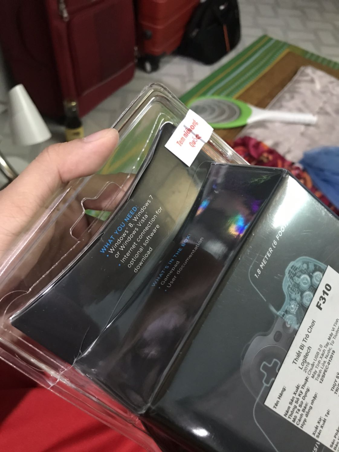 Lâu lâu mới đá Fifa Onl 4 mà đá bàn phím thì ko đã nên đặt 1 em F310 này về cho thoả đam mê.
- Thiết kế : Cầm trên tay khá ổn, nhẹ . Có điều phần tay nắm hơi ngắn một chút .
- Nút bấm : So với tay PS4 trước đây mình hay chơi thì vị trí các nút LB/LT RB/RT được đảo vị trí cho nhau . Phím trên là nút bấm cứng, phím dưới là nút lẫy dạng cò. Dẫn tới thao tác khi muốn Cầu thủ chạy nhanh hay cứa lòng hơi ngược so với thói quen. Nhưng rồi cũng quen.
- Kết nối : Cắm vào là chơi, tín hiệu ổn định. Dây cắm dài 1.8m nên với mình xài PC thì quá ổn. Những bạn nào muốn xài cho đầu PS thì sẽ hơi ngắn.

*** Có một chút lăn tăn với việc vỏ hộp bị bể , nứt như hình . Còn lại thì quá okie.