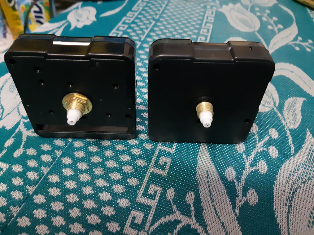 Mới mua 02 cái máy đồng hồ kim trôi, hai cửa hàng (shop) khác nhau trên tiki....giá thành khác nhau...chất lượng thì chưa đánh giá được vì chưa sử dụng . theo cảm nhận riêng của mình thì cái giá rẻ 36.000đ ( ko có đủ phụ kiện...bề ngoài nhìn hơi kém chất lượng có thể không phải hàng kim trôi).