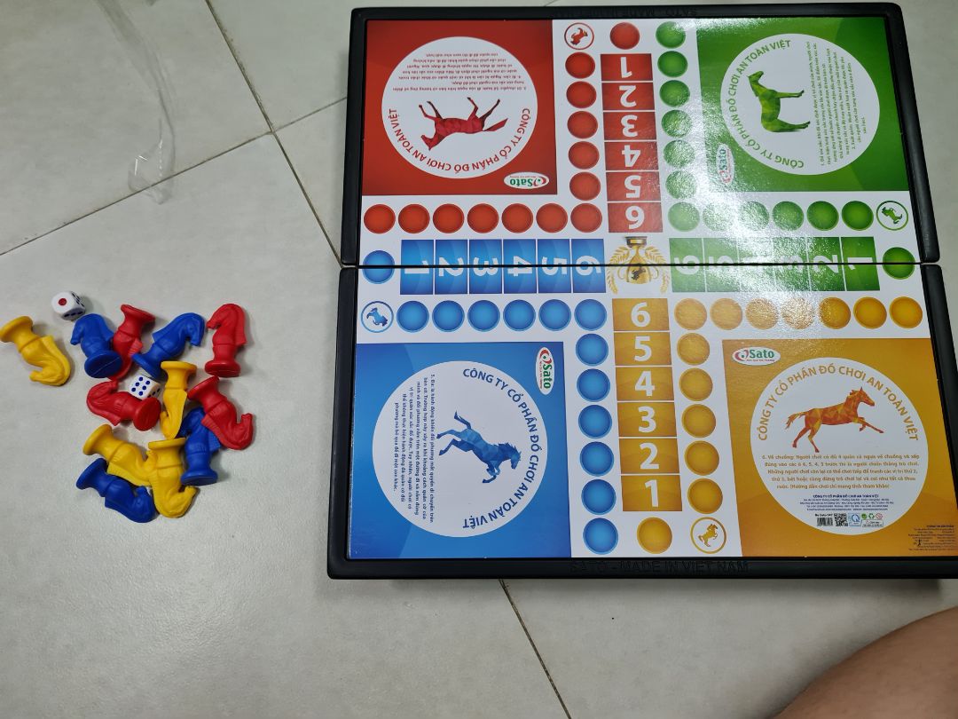 bàn cờ 4 người chơi mà cho có 3 màu ngựa thì làm sao?? mua cũng 2 tuần rồi giờ mới mở ra kiểm tra. Làm sao đây hả Tiki??