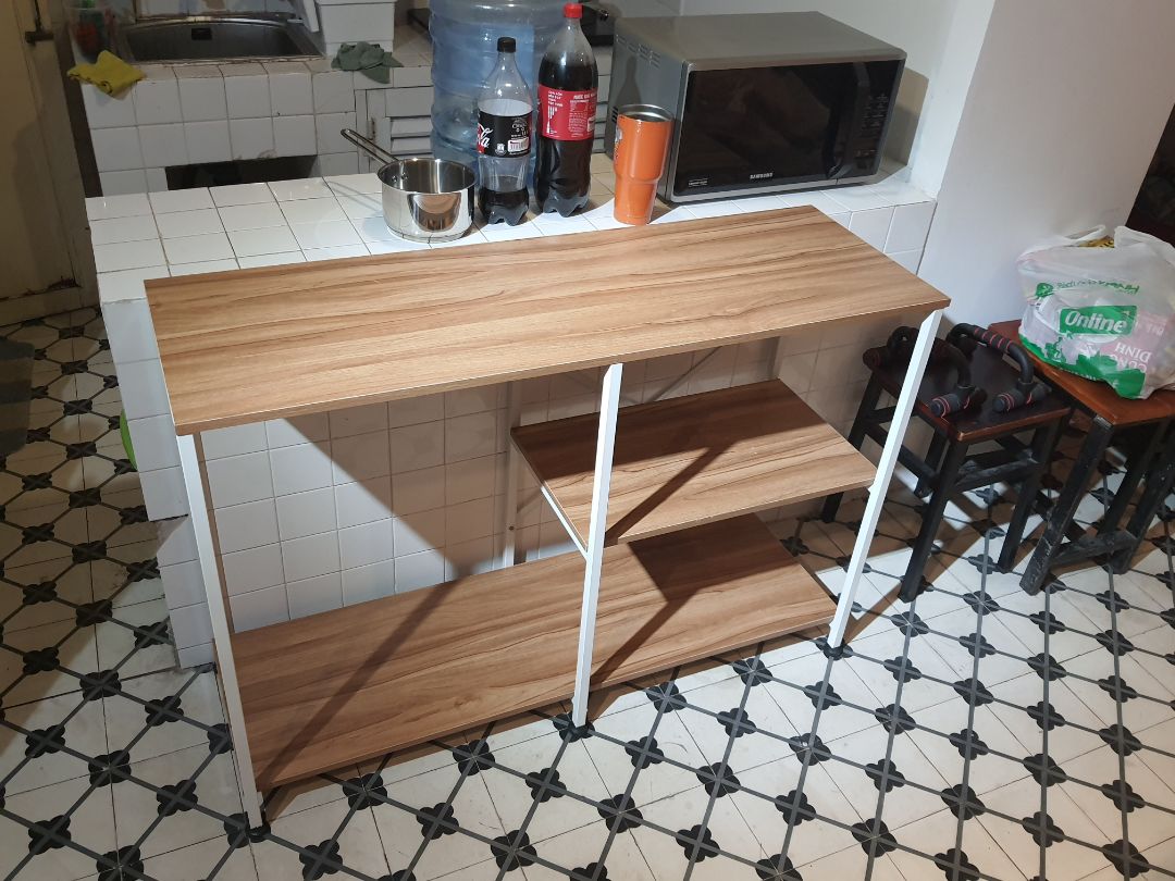 Bàn đẹp, chắc chắn, mình để vừa được 2 lò nướng và 1 microwave. Giao hàng nhanh. Nhân viên giao hàng có gọi trước khi đến. Mình nhờ hỗ trợ lắp bàn nên nhân viên có gọi lại dời giờ hẹn 2 tiếng, khi đến giao và lắp miễn phí luôn. Làm việc khá lịch sự và chuyên nghiệp.