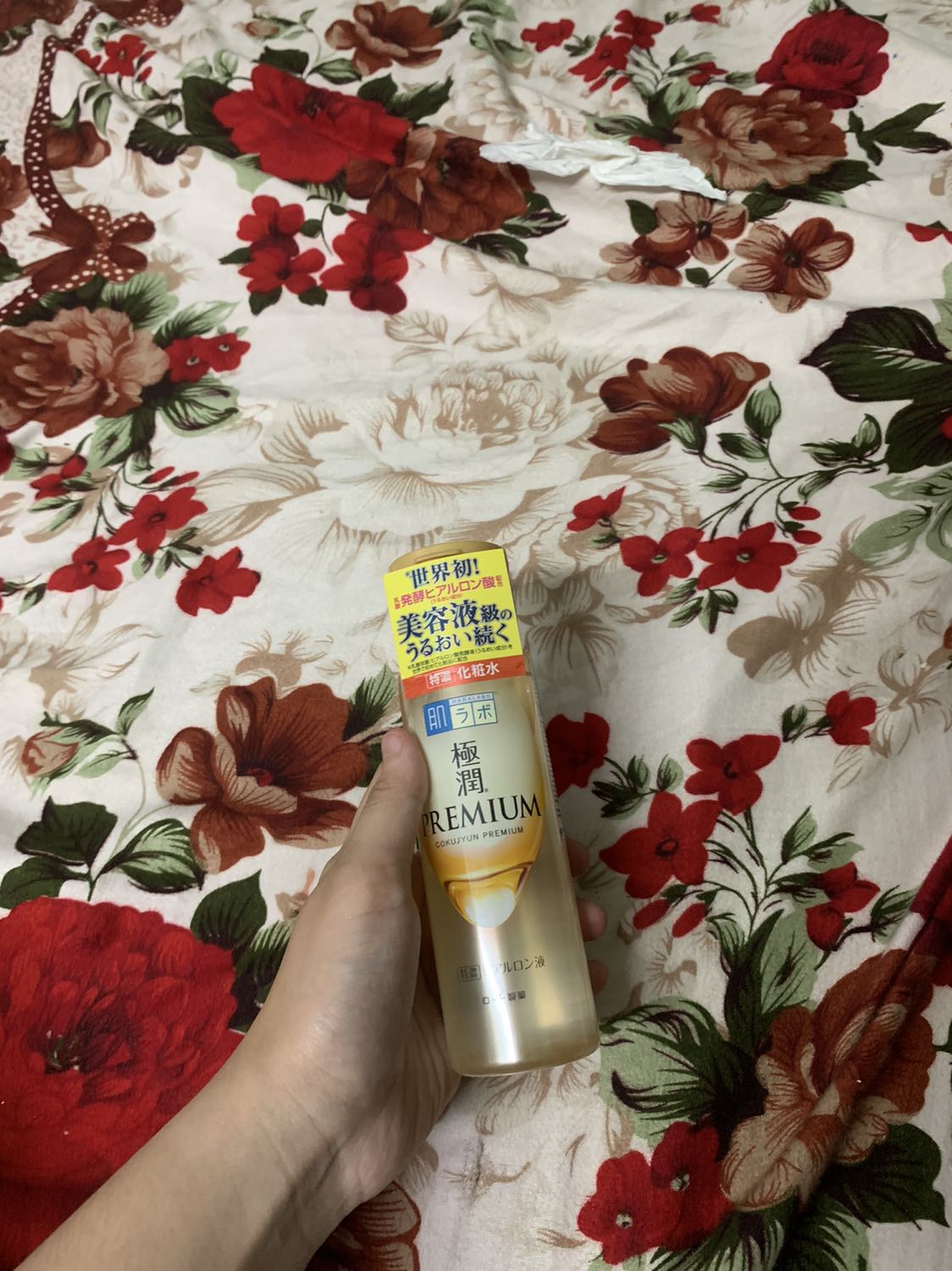 Sản phẩm cấp ẩm sâu
Khôbg phải lần đầu dùng hada labo nhưng lần đầu dùng sp này. Mình nghĩ hợp với bạn nào da khô thấy rõ như mình vì sẽ thẩm thấu nhanh, các bạn da dầu hay thiên dầu dùng có thể sẽ bị rít một tí, hoặc bí lên mụn (bạn mình da thiên dầu dùng hơi rít chứ không mụn)
Tốt
Shipper giao nhanh hơn dự kiến 1 ngày, hàng nguyên vẹn không móp méo gì hết
5 sao