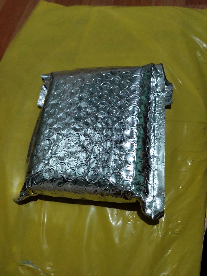 Đóng gói khá kĩ, hàng khá đẹp, dù chưa xài chưa biết chất lượng thế nào nhưng tôi hài lòng với chiếc ví này, Cám ơn Bụi leather!, sẽ tiếp tục mua ủng hộ cửa hàng, có lẽ lần tới tôi sẽ mua một chiếc ví đứng cho có đầy đủ ví ngang ví đứng.