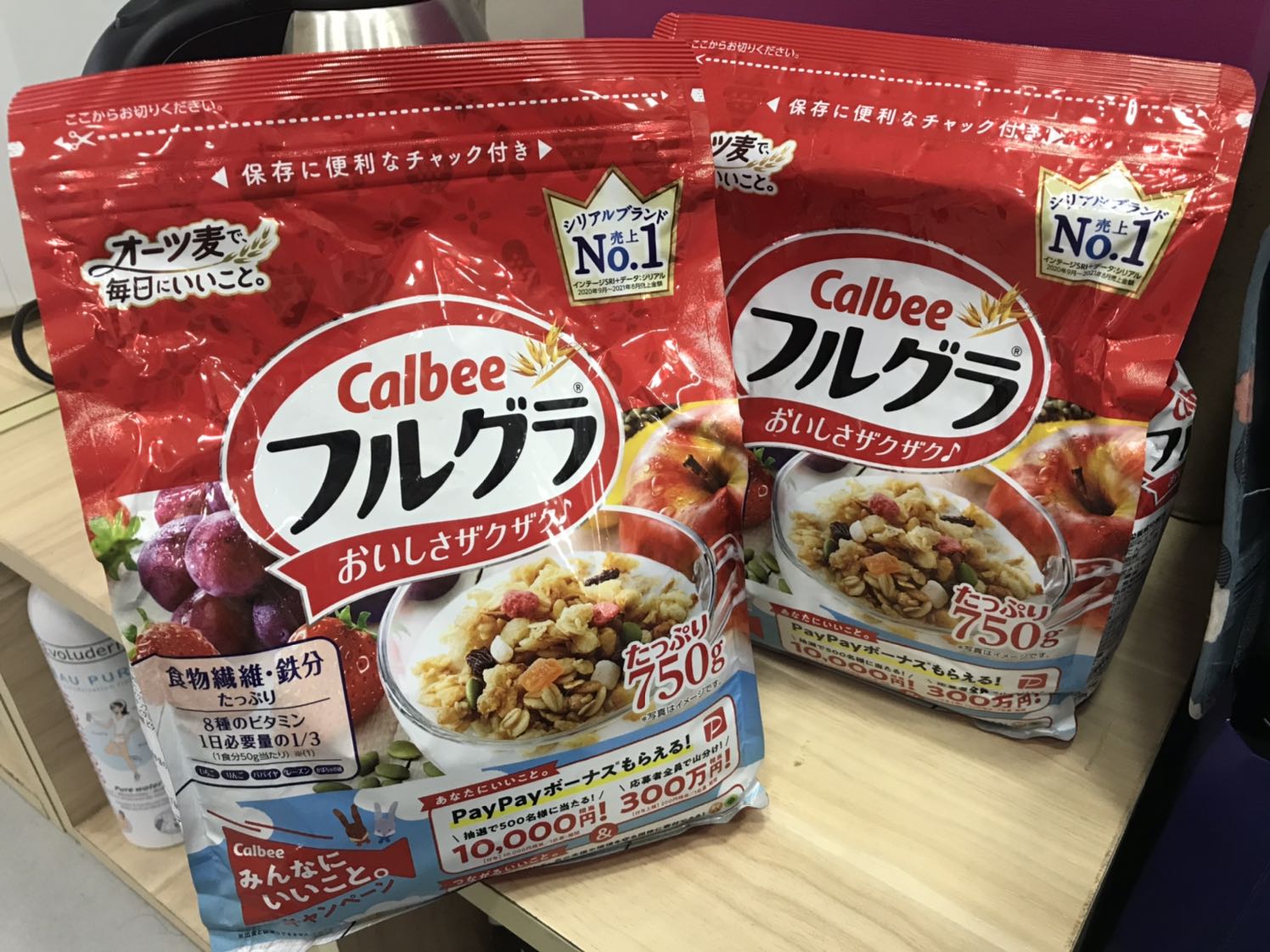 Đăng hàng 800g, giao hàng 750g. Chat với shop không có phản hồi nên mình báo giao sai hàng cho tiki. Đến lúc tiki hoàn hàng rồi thì shop mới phản hồi là giờ chỉ có loại 750g. Rất mất thời gian của mình. Và shop đến giờ cũng chưa hề sửa chi tiết hàng.
Hàng chuẩn, ăn nhạt hơn gói cũ của mình, mùi dừa cũng ko đậm bằng.