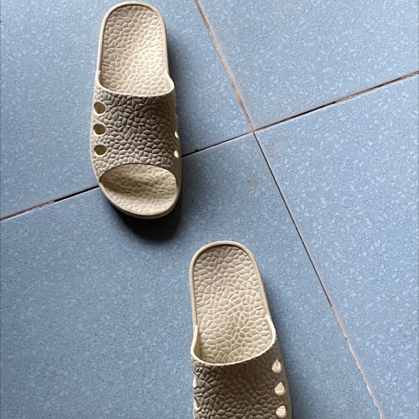 Dép ổn. Size hơi to so với chân mình. Nhưng đi êm.