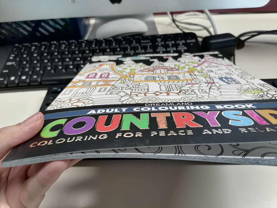 Rất thích tiki giao hàng nhanh luôn ý. Sách thì ít mẫu cũng sơ sài, giấy mỏng nên ko xài màu nước được. Không biết vì sách nhập nước ngòai mà chất lượng ko tốt lắm.