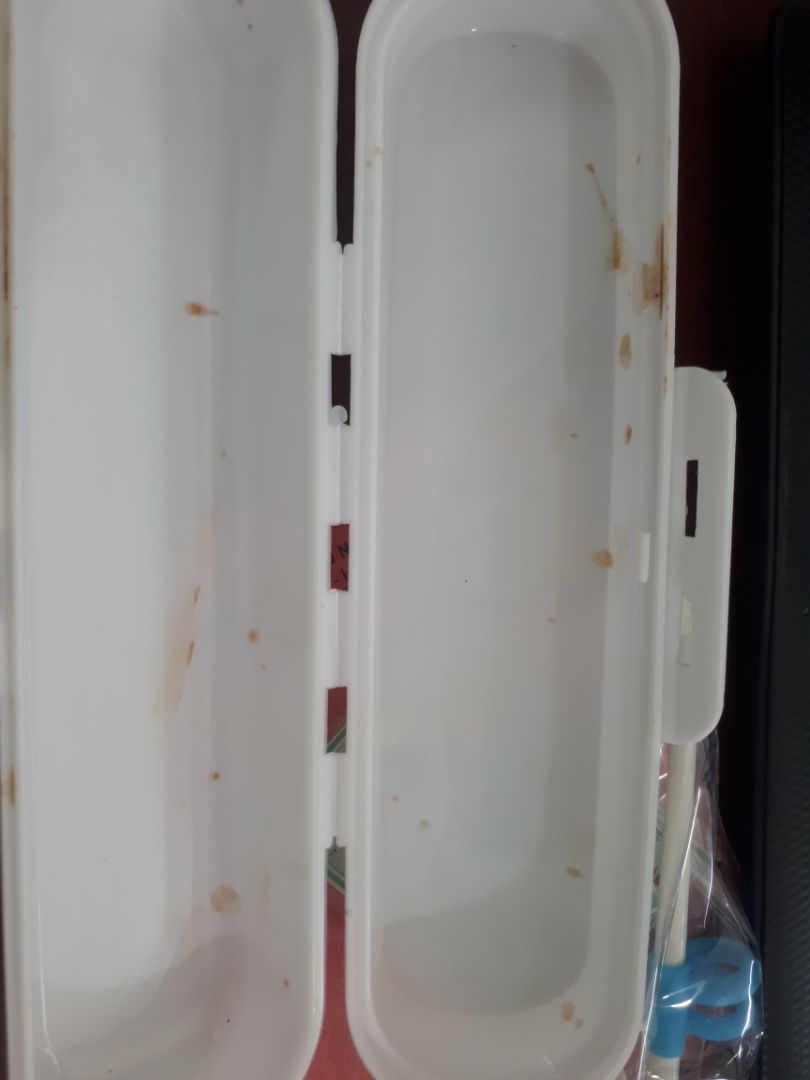 ko hiểu sao bên trong hộp quá bẩn. giống như đồ thực phẩm dây vào. ko hiểu sao bên trong hộp quá bẩn. giống như đồ thực phẩm dây vào.
