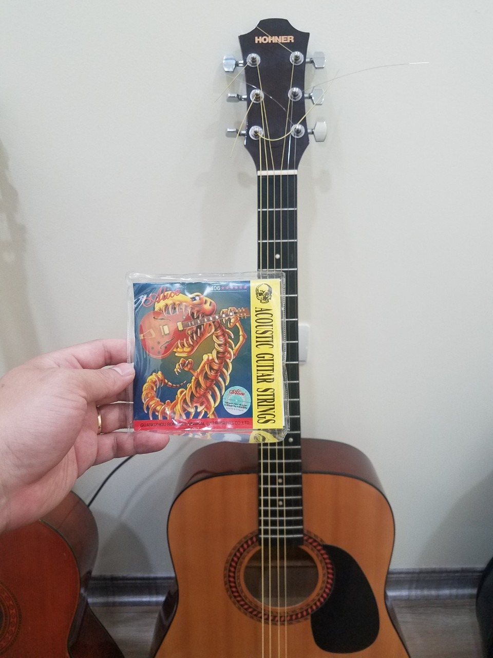 Thực sự lâu lắm rồi mới sờ vào cây đàn, dây đứt nên mua bộ này, nhìn chung là giá khá rẻ và âm tốt, sáng. *** dây 1 rung 5s, dây 6 rung trên 18s rất ổn với tầm giá này. Dây cũng cứng nên độ căng rất vừa phải, bấm thoải mái mặc dù phải mấy năm rồi mình mới chơi lại. Thêm nữa, chiếc mình dùng là Honner trước cũng mua của SolG cách đây gần chục năm. Rất vui lại được ủng hộ shop.