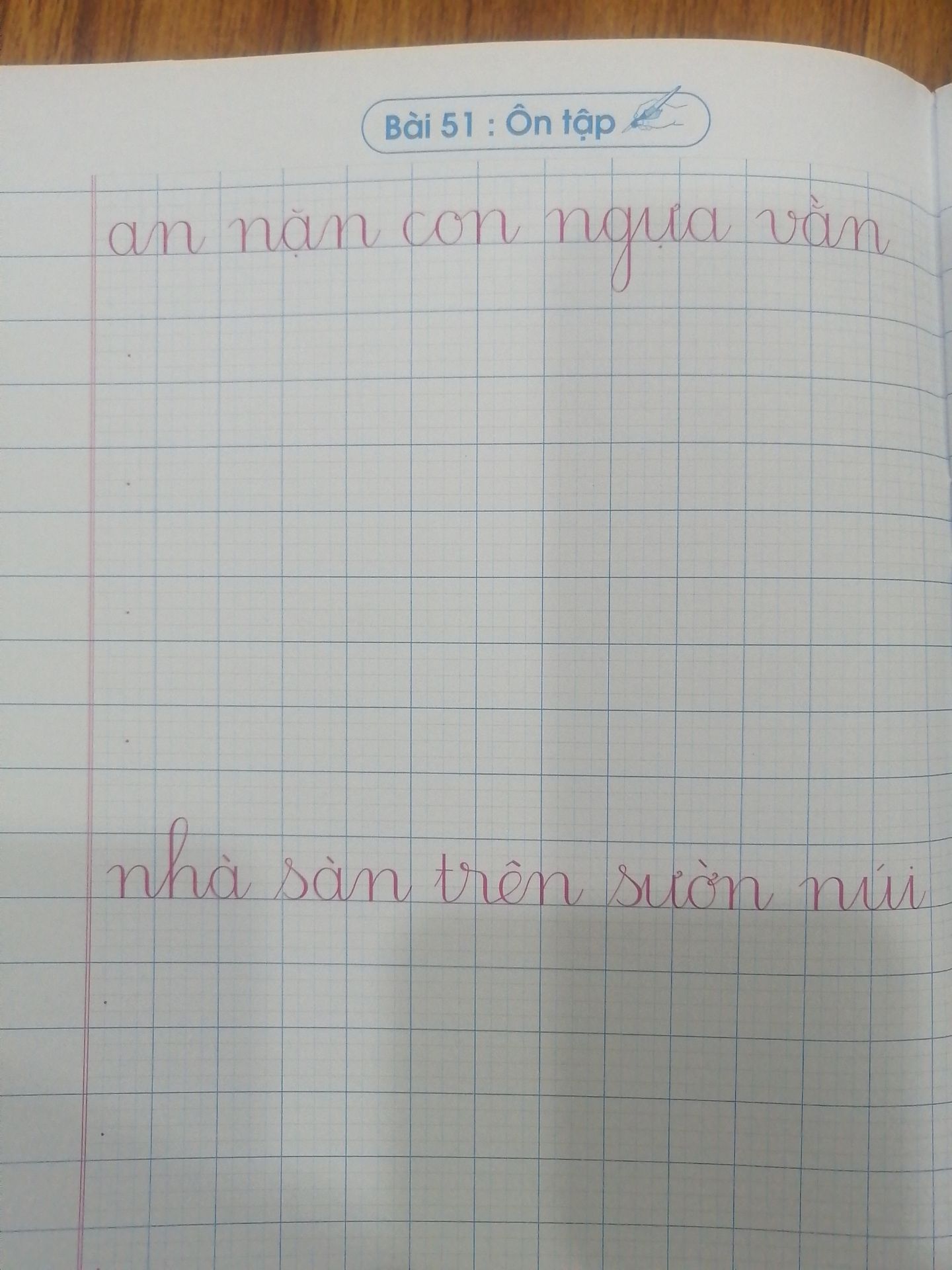 Tập viết được in trên giấy dầy, giấy rất đẹp, thích hợp cho bé đã rành đồ nét sang cuốn này