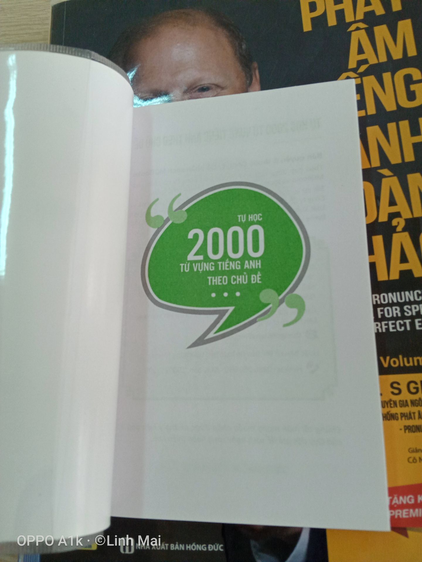 Sách được thiết kế nhỏ gọn. Cầm cuốn sách rất mát tay. Sách mới, nhìn như vừa ra lò.
Trong sách cũng có bài tập. Nói thật là tôi không dám dùng bút để làm bài tập trong đó đâu, vì tôi luyến tiếc nó ಠ_ಠ
Có lẽ tôi sẽ mua 1 chiếc bút kim tuyến màu để làm bài vậy. Tôi cũng sẽ cẩn thận hơn khi viết bài vào trong sách.
Học tiếng Anh không chỉ là được điểm cao trong học phần mà nó sẽ ứng dụng vào bất cứ ngành nghề nào. Có thể nói Tiếng Anh quan trọng như đi bộ vậy.