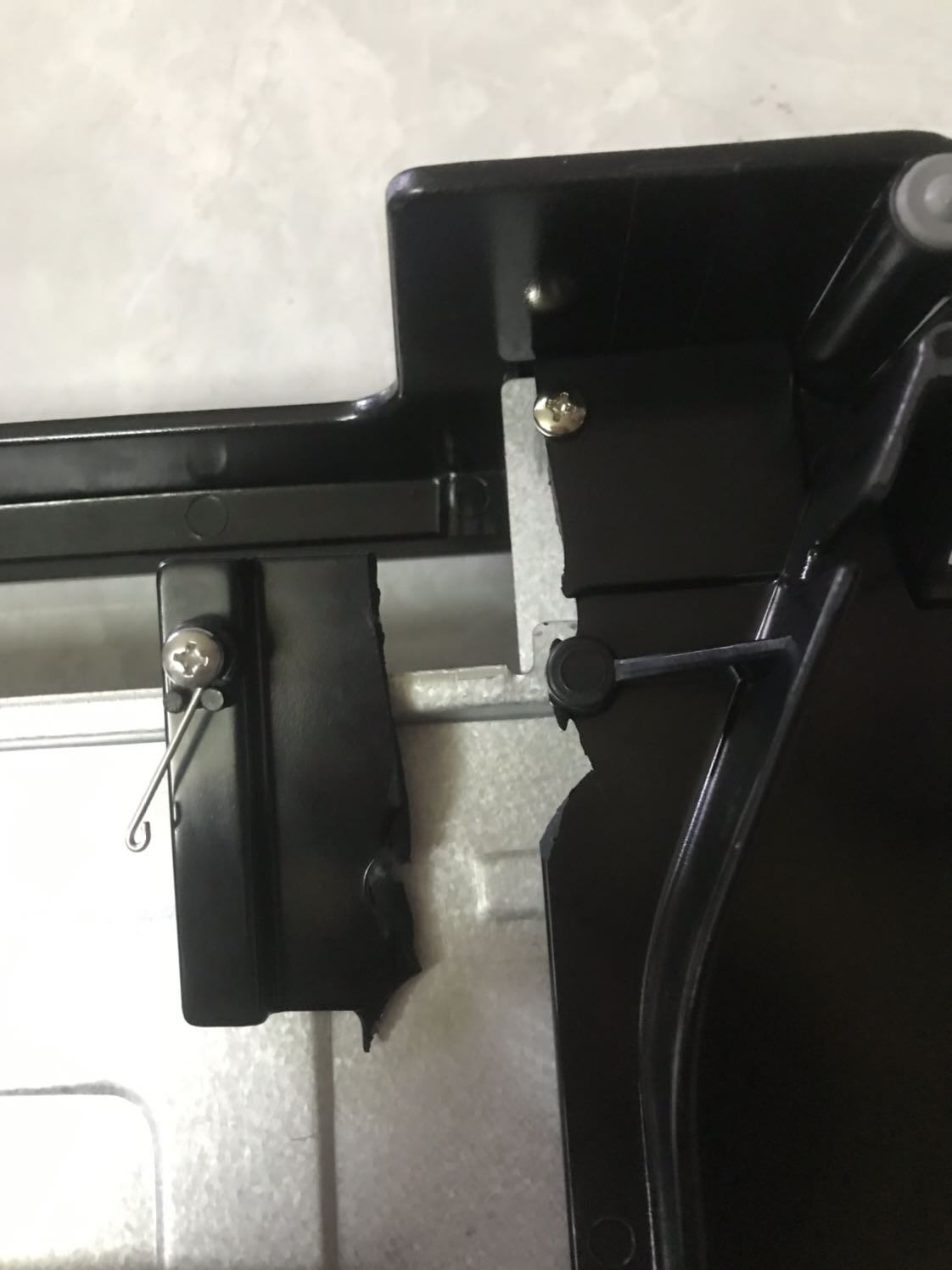 Mình đặt hàng buổi sáng, chiều tiki gọi giao hàng, cảm thấy khá vui và hài lòng vì tốc độ quá nhanh. Hộp ngoài khi nhận hàng khá đẹp, tuy nhiên, khi mở ra thì thấy đã bị gãy ở 1 góc đựng khay chứa dầu mỡ thừa (như hình). Mình cảm thấy khá thất vọng, hy vọng Tiki sẽ giải quyết sớm giúp mình trường hợp này và nên kiểm tra hàng hoá trước khi giao.