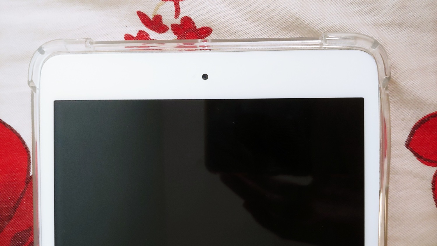 ốp hoàn toàn không ôm khít sản phẩm , rất lỏng lẻo , vị trí nút âm lượng thì bị giãn ! trong khi đây là sản phẩm mới chưa qua sử dụng !