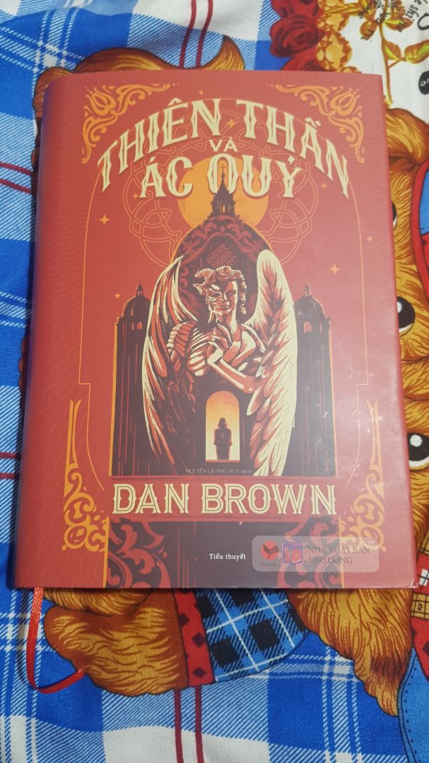 sách đẹp, giao hàng nhanh, có lót thêm giấy để khi giao hàng sách không bị va chạm móp méo mình đánh giá rất cao tiki ở điểm này, nhân viên giao hàng rất lịch sự. tất cả đều rất ưng ý khi nhận sách, tuy nhiên là sách không dc bọc nên cũng có 1 số vấn đền về mấy trang giấy của sách đặc biệt là dễ bị cong, nhưng được cái bề ngoài lành lặn đẹp, có 1 xíu bị trầy ở góc dưới bên phải của sách nhưng bé xíu vẫn chấp nhận được, nội dung thì khỏi phải bàn trên cả tuyệt vời rồi. 5 sao cho tiki ( mình có mua 4 quyển của TG DAN BROWN trong đó thì có 3 quyển tình trạng tương đối giống nhau nên mình nhận xét sản phẩm chung cả 3 quyển )