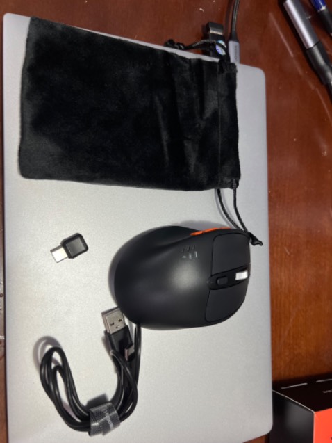 Sản phẩm đóng gói cẩn thận đẹp. Chuột di chuyển mượt, êm không gây tiếng ồn.
Giao hàng nhanh trong 2 tiếng đã nhận được hàng.