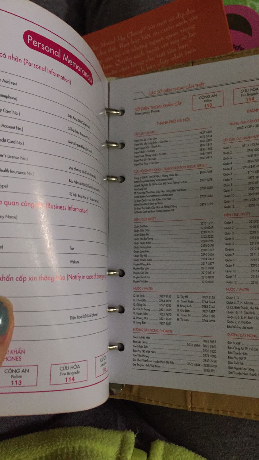 Sổ cầm vừa tay, nhìn cực chắc chắn và lịch sự. 
Giấy bên trong là A6 nhé. Xứng đáng giá tiền