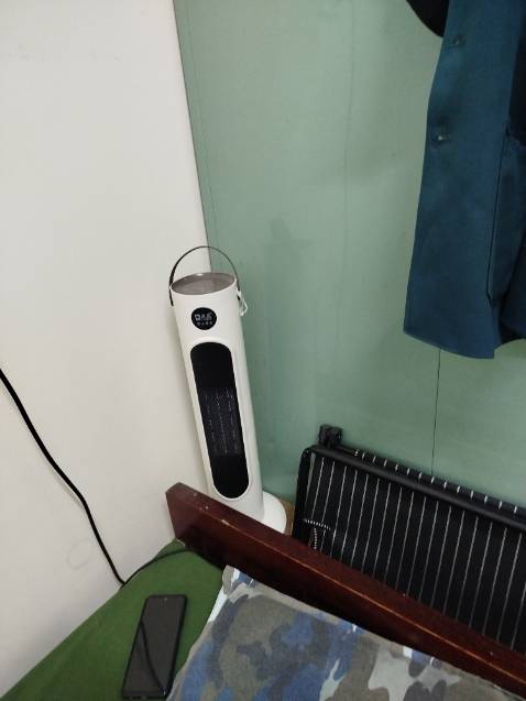 Phòng 21m2, thời tiết Hà Nội cũng không quá lạnh, chỉ hơi se lạnh nhưng máy làm ấm khá kém, không rõ ràng, mặc dù đã bật chế độ ấm nhất. Tính ra thì không khác cái máy sấy trong tủ sấy quần áo là mấy, có điều không kêu to bằng máy sấy. Đặt để chiếu vào giường cũng không tác dụng hơn là mấy vì quạt của máy hướng lên phía trên