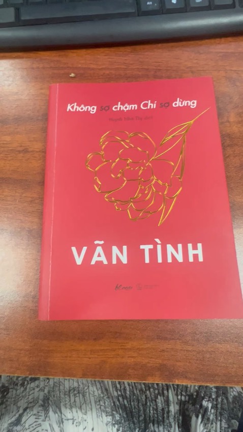 Mình mua sách trên tiki rất nhiều rồi và khá hài lòng 
Tuy nhiên lần này sách giao k có bóng kính, sách có nếp gấp như kiểu đã bị đọc, bên trong sách thì bị bẩn, ngoài ra hộp đóng sách còn có 1 chiếc túi nilon bị vo viên như kiểu giao cho ai đó bóc rồi 
Nói chung rất tệ