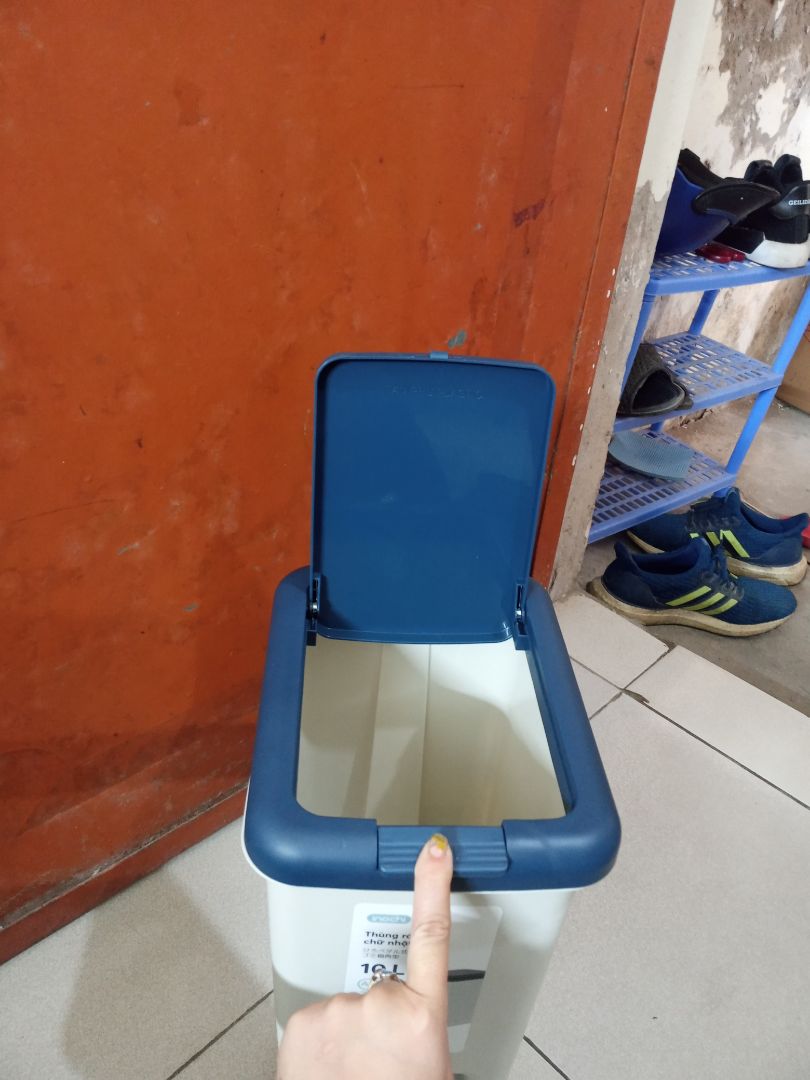 sản phẩm thiết kế đẹp mắt, gọn gàng,đủ tính năng và đủ dung tích với nhu cầu của nhà mình với 6 người, thùng 10l nhưng thiết kế nhỏ, tạo không gian rộng hơn cho gia đình. màu đẹp và sáng, thiết kế nhiều cách mở tiện lợi. giá thành cũ g vừa phải. chất nhựa cũng khá ổn sờ vào rất thích tay. tiki giao hàng nhanh, đóng gói đẹp mắt, shipper thân thiện. shop trả lời và tư vấn sản phẩm rất nhiệt tình. cảm ơn shop và tiki nhiều. chúc shop có thể bán được nhiều hàng và có những sản phẩm chất lượng❤