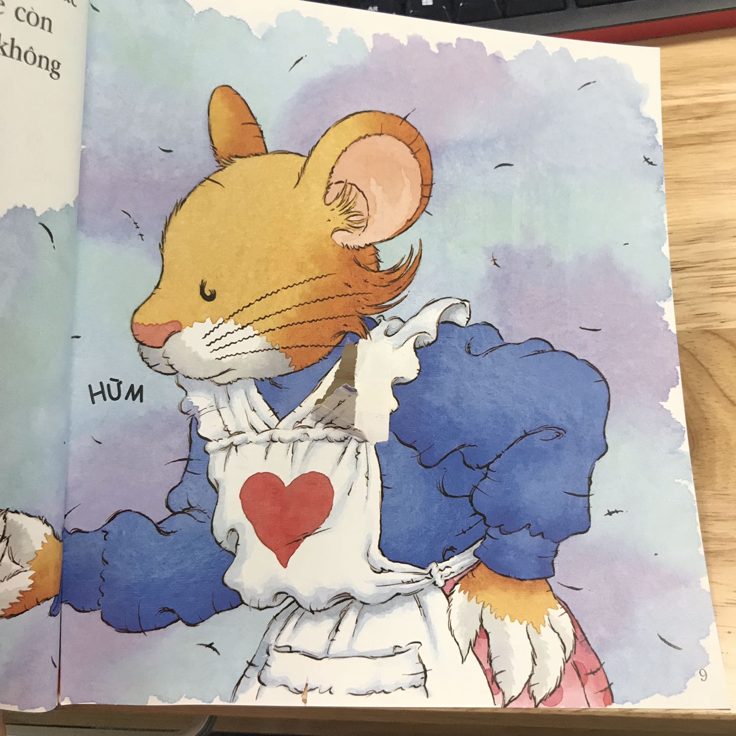 Mình mua sách đến khi đọc thì giữa trang bị thủng, lỗi như thế này. Lần trước cũng có 1 quyển bị lỗi mà nhân viên liên hệ xong cả tháng sau mất hút. Trước đây luôn tin tưởng và đánh giá Tiki 10 điểm. Giờ chắc phải xem lại.