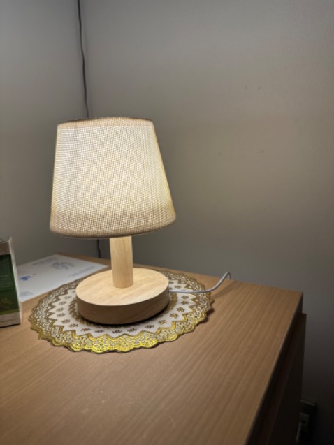 Lúc đầu mua mình không thấy bóng, định cho shop 1 sao. Nhưng hoá ra là xài bóng led vàng gắn sẵn. Đèn nhỏ nhắn, trang nhã. Chưa biết có bền không nhưng cho shop 5 sao