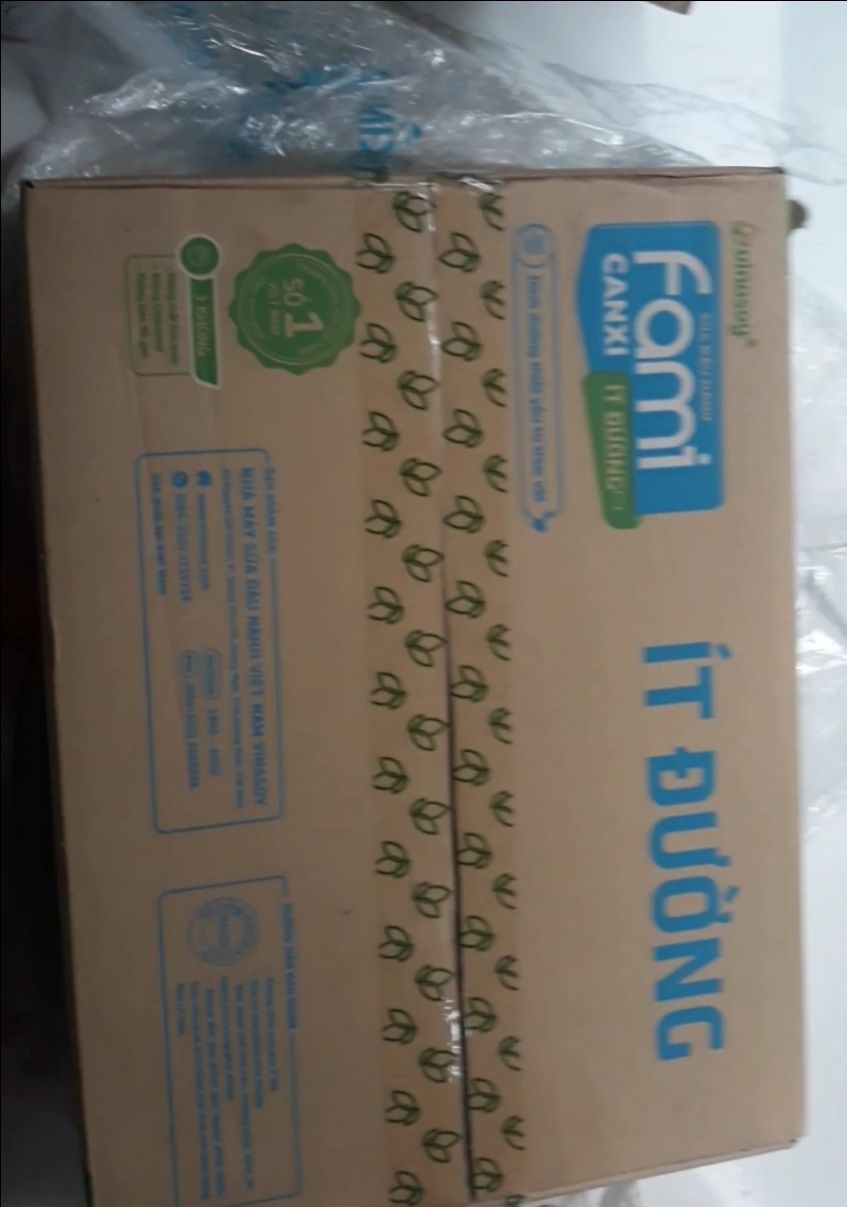 Sữa Fami này uống ngon lắm, loại này bổ sung canxi và ít đường tốt cho cơ thể, nói chung sữa đậu nành Fami vị nào uống cũng ngon hết á, 😊😊😊. Sữa đậu nành date lại rất xa, các bạn yên tâm mua hàng nhé!Tiki đóng gói hàng hết sức cẩn thận luôn, giao hàng nhanh chóng, mình nhận được hàng ngay trong ngày đặt hàng luôn, dù là chọn giao hàng tiết kiệm, anh shipper thân thiện, dù trời đang mưa lất phất, anh ấy vẫn không quản khó khăn, vẫn giao hàng cho mình, kiện hàng của mình vẫn được giao trong tình trạng tốt nhất, 👍👍👍😊😊😊. Cảm ơn Tiki nhiều lắm, thương Tiki nhiều lắm nè Tiki ơi! Mãi ủng hộ Tiki nhiều! 😘😘😘🥰🥰🥰