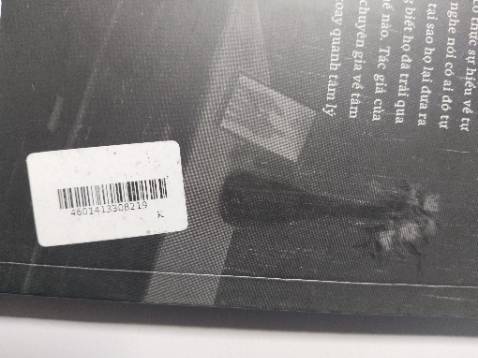 Sách in lỗi, có vài trang bị nhăn. Phía sau có tem, để thì xấu còn gỡ ra thì keo ko ra hết xấu thêm. P/s: 3 ảnh dính mực sách khác.