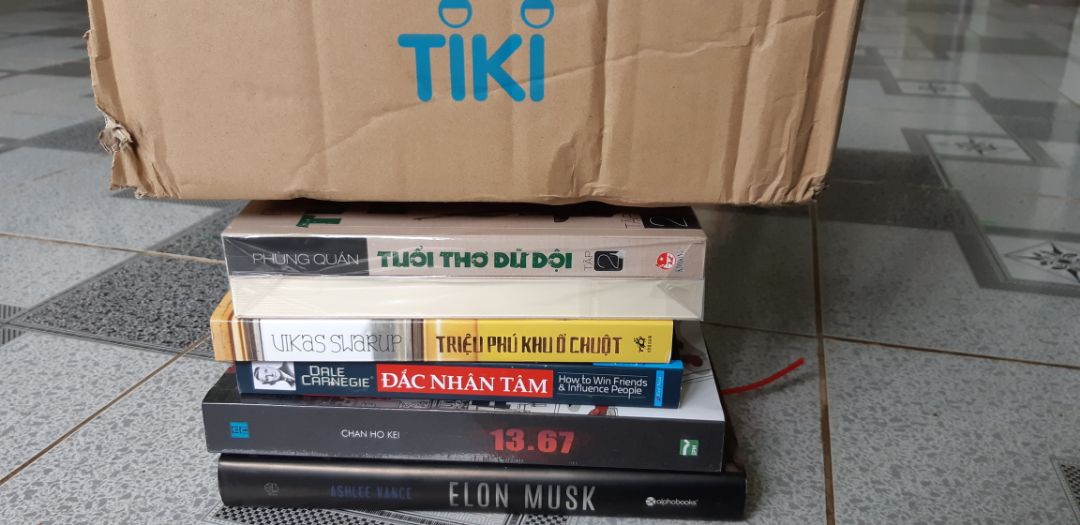 - Bữa mua bản tiếng Anh mà ko đc, giờ mua bản Việt về :))
- Mình khá bất ngờ với tốc độ giao hàng của tiki. Hệ thông ghi 3, 4 ngày mới tới. Vậy mà chỉ trong 1,5 ngày mình đã nhận đc hàng. ❤
- Sách bọc kĩ càng, không cong góc, mùi sách mới thơm phức ❤
5 ⭐ ⭐ ⭐ ⭐ ⭐ cho tiki