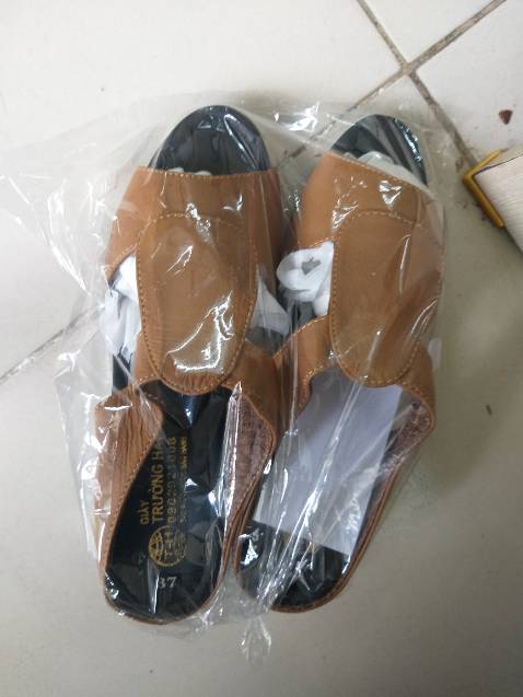 Giày ôm vừa khít chân, da mềm. Sản phẩm được đóng gói cẩn thận khi giao.