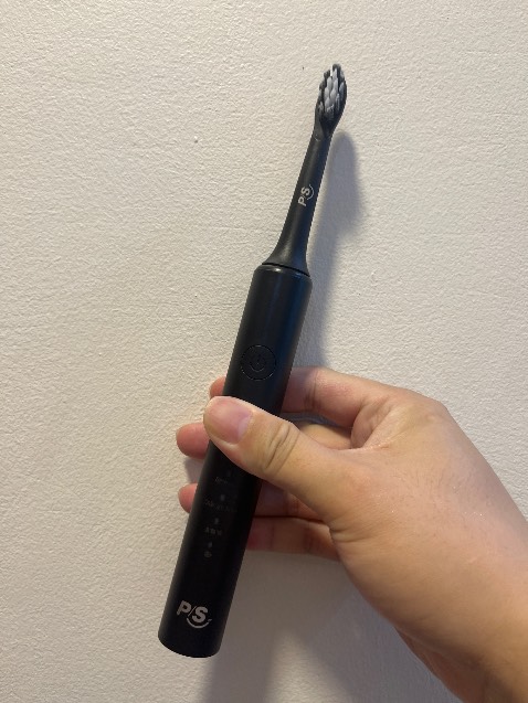 Trải nghiệm chỉ ở mức trung bình, không thể so sánh với bàn chải của Oral-B. Tay cầm thiết kế thẳng, thiếu công thái học nên cầm lâu dễ bị trượt tay . Các nút điều khiển hiển thị mờ, rất khó quan sát, nhất là trong điều kiện ánh sáng yếu.
Hy vọng hãng sẽ cải thiện nhiều hơn ở thiết kế và trải nghiệm người dùng trong các phiên bản tiếp theo. Ngoài ra bên Oral b còn dc tặng 1 hộp du lịch.
À ưu điểm lớn của con này sau thời gian vài tuần sd là pin con này cực trâu luôn.