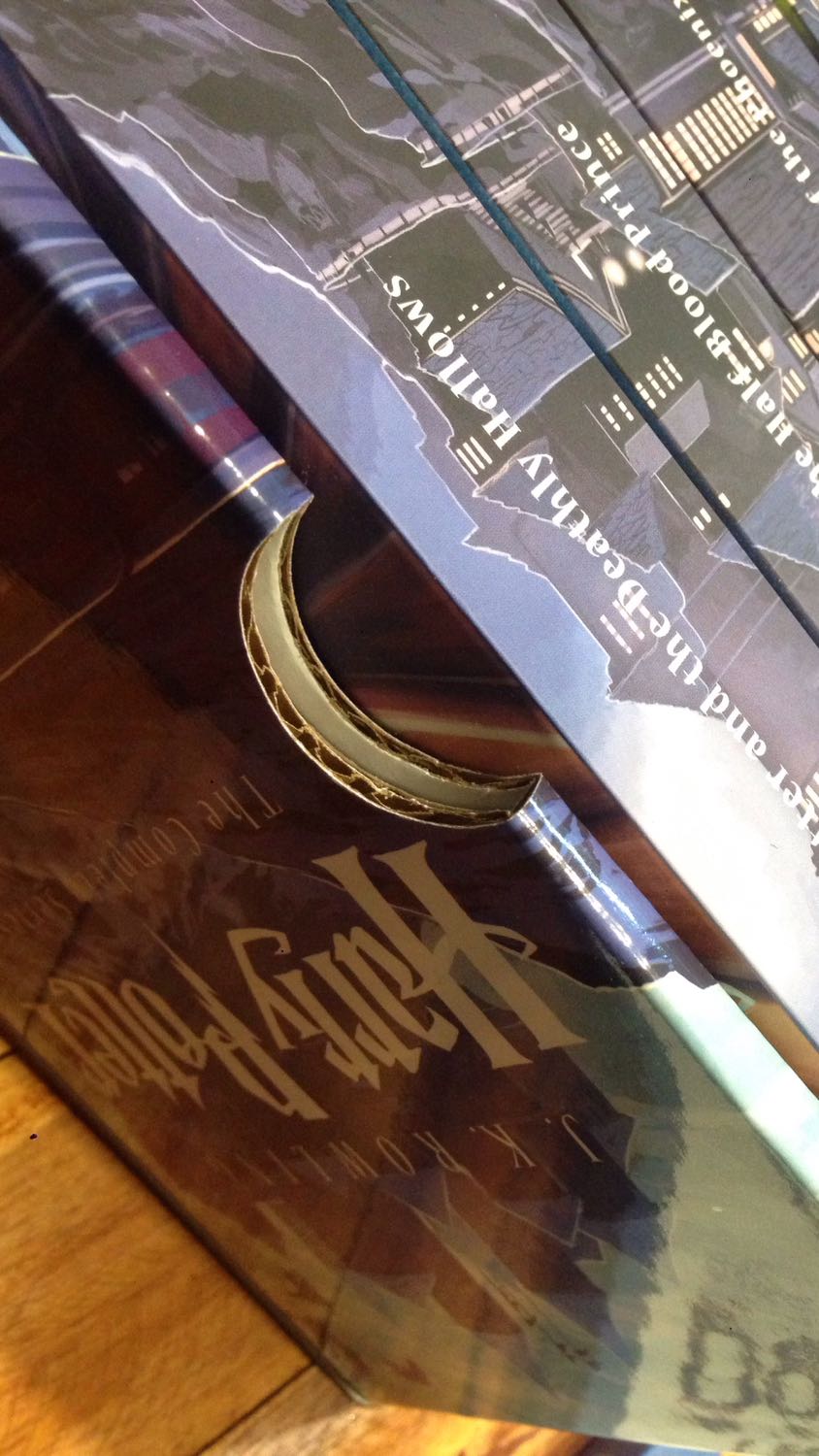 Mua hàng lúc giá sale . Giá tốt tuy nhiên sản phẩm màu nhạt hơn trong hình. Nhìn nhỏ hơn vì nghĩ là sẽ hộp sách bự hoành tráng. Sách bìa mềm chữ nổi. Chỉ có hộp bìa cứng nhuwng Nhìn ko sang lắm . Chỉ như thùng giấy thường in ảnh phía ngoài thôi. ( nhìn hình se rõ )Nói chung với giá này và ngoại văn thì được rồi ko đòi hỏi nhiều . Tuy nhiên mình có đặt hàng 2 lần trong đợt sale. Lần 1 giao hàng làm hỏng hết góc hộp Sherlock Holmes mình đã chấp nhận và gọi báo tiki cẩn thận giùm đơn hàng này là đừng để quăn góc. Vậy mà mở thùng hàng này ra ko hề có 1 miếng xốp đệm , toàn sách là sách và 1 cái Bill. Quá thất vọng về cách tiki làm việc. Review nhằm đóng góp giúp những bạn mua sau cẩn thận hơn.