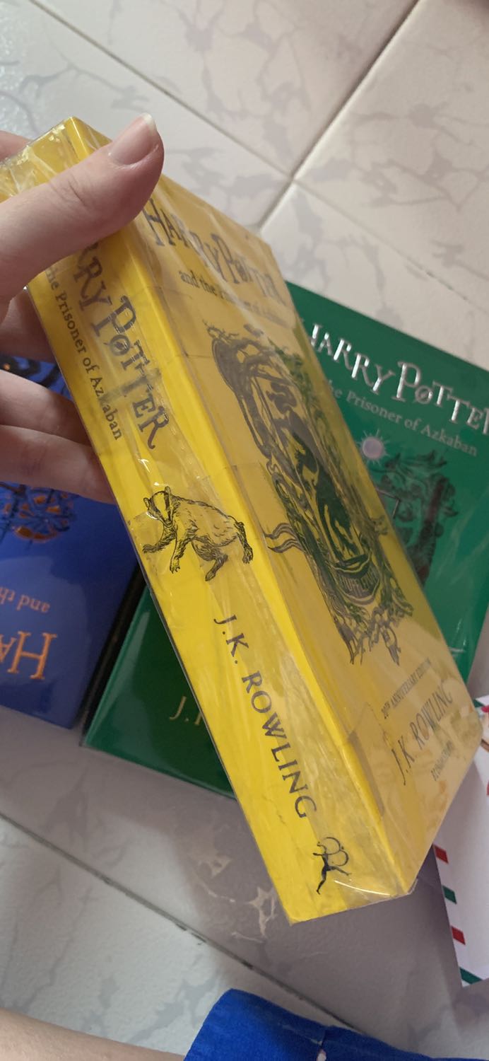 Mình mua 3 cuốn, cuốn xanh lá và xanh dương còn mới toanh. Tuy nhiên cuốn vàng nhìn hơi cũ (bao bì bọc cũ thui chứ sách ko cũ). Shop có gửi thêm tờ giấy cảm ơn khá cute. Thời gian giao hàng khá lâu vì vận chuyển tít ngoài Hà Nội vô TPHCM