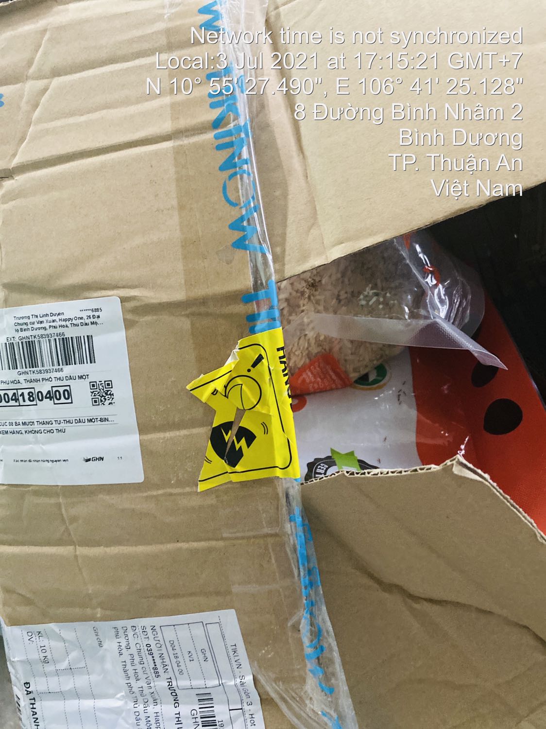 Đóng gói rách, nhàu nát, bung keo, bịch gạo rách và có nhiều kiến. Đề nghị đổi lại sản phẩm còn nguyên vẹn hoặc đến lấy lại và hoàn trả lại tiền. Gạo như này không sử dụng được. Quá tệ