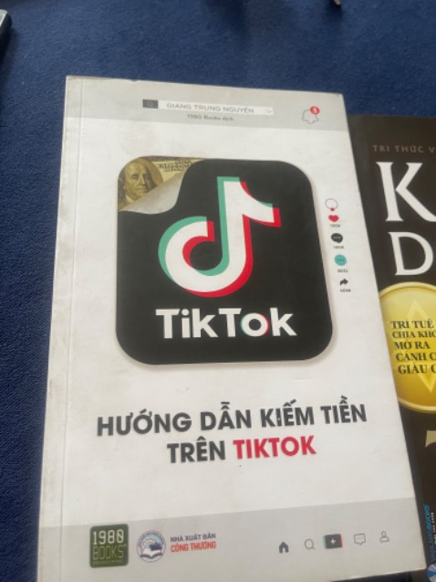 Sách bìa dơ, quá cũ, không bọc kiếng