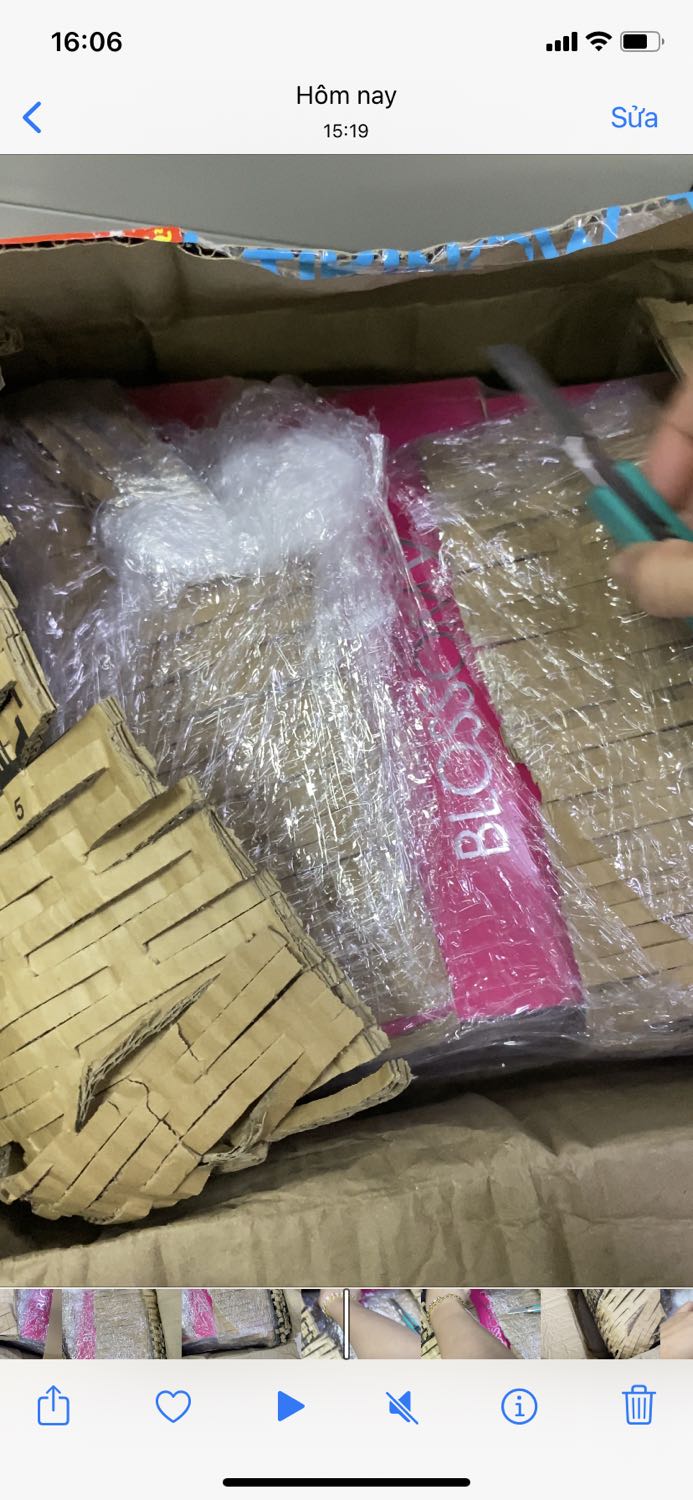 Thấy trên quảng cáo có tặng hộp xếp đựng đồ.. nhưng thực tế lại ko có.
Tuy hàng k bị vỡ.. nhưng lúc mình nhận cái thùng trông như nó muốn rách ra lun á.. và giấy chống sốc chỉ đậy bao quanh lại chứ ko có gói kỹ từng hộp