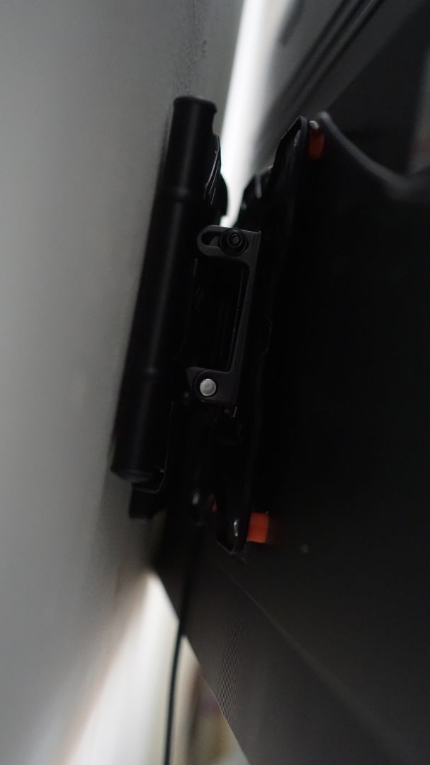 Giá đỡ chắc chắn, nặng, đầm tay lắm, cầm lên thấy rất an tâm khi treo Tivi. Mình treo Tivi TCL 55" mà thấy vẫn okie, ko rung lắc, lỏng lẻo gì hết. Cơ chế lắp ráp quá thông minh, dễ dàng với ai có khoan, tua vít đầy đủ. Xoay tivi cũng okie, thoải mái. Mình tự lắp ráp và treo Tivi lên luôn. Cảm giác hài lòng về chất lượng cũng như phục vụ của nhà bán và Tiki. Hài lòng về dịch vụ vận chuyển của Tiki.