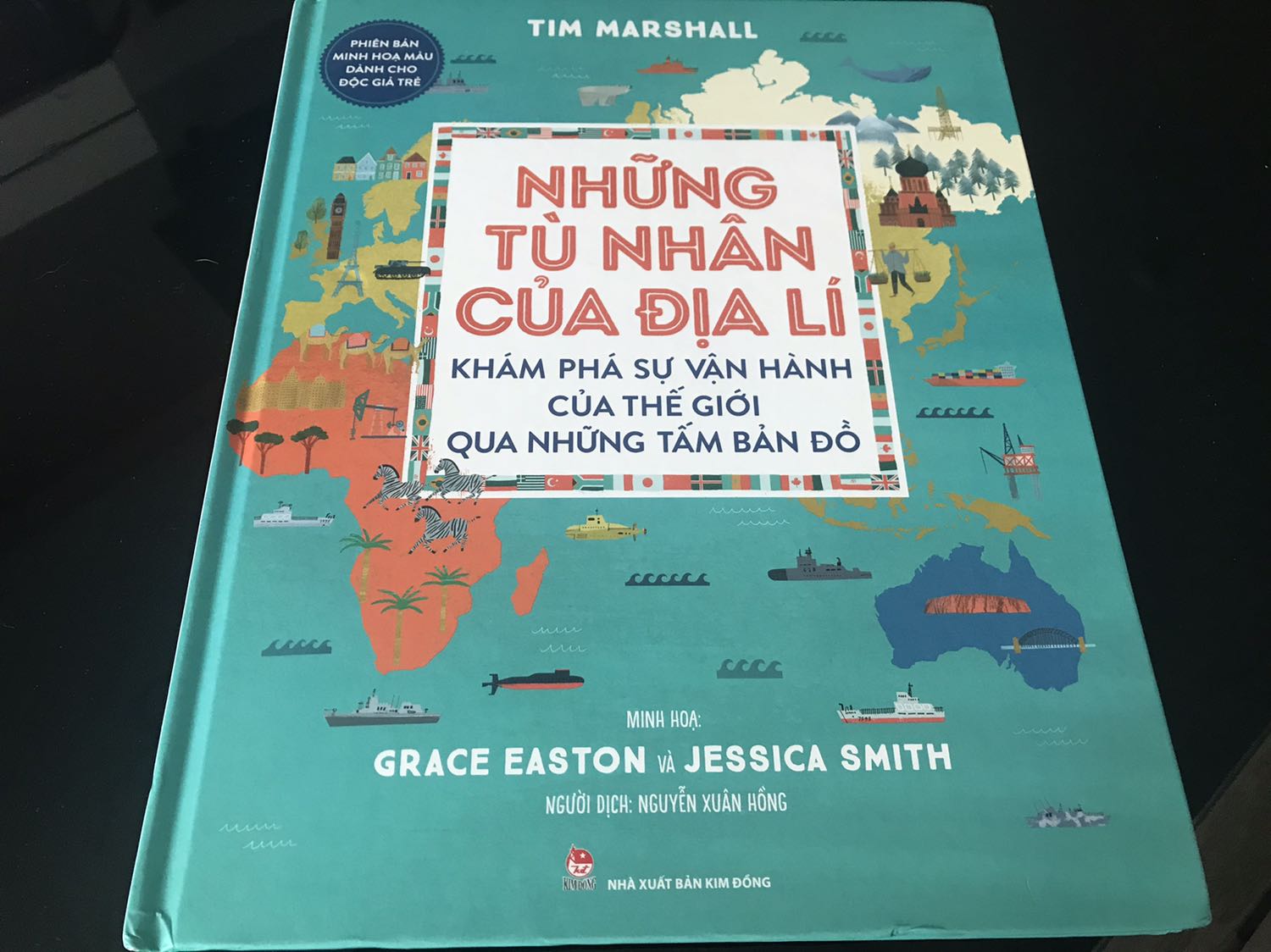 Sách minh hoạ siêu đẹp, nội dung rộng thể hiện vì sao các quốc gia lại phát triển theo hướng như vậy, dựa trên yếu tố địa lí, lịch sử. 
Cuốn này có thể không nhiều câu chuyện/ nội dung bằng cuốn Tù nhân địa lí bản chữ, nhưng minh hoạ trực quan giúp dễ hình dung hơn. Nếu đọc chữ không biết ở đâu luôn, không biết biển, đất, núi như thế nào.
Đọc mới biết với Trung Quốc, Tây Tạng rất quan trọng dù địa lí gồm nhiều núi hiểm trở, do đây là bắt nguồn 3 sông lớn: Mekong, Hoàng Hà, Dương Tử.
Đọc mới biết lịch sử của Mỹ cho thấy rõ ràng Mỹ rất giàu và hùng mạnh, nhiều việc chiếm lãnh thổ là do bỏ tiền ra mua đúng lúc. Nên bành trướng được.