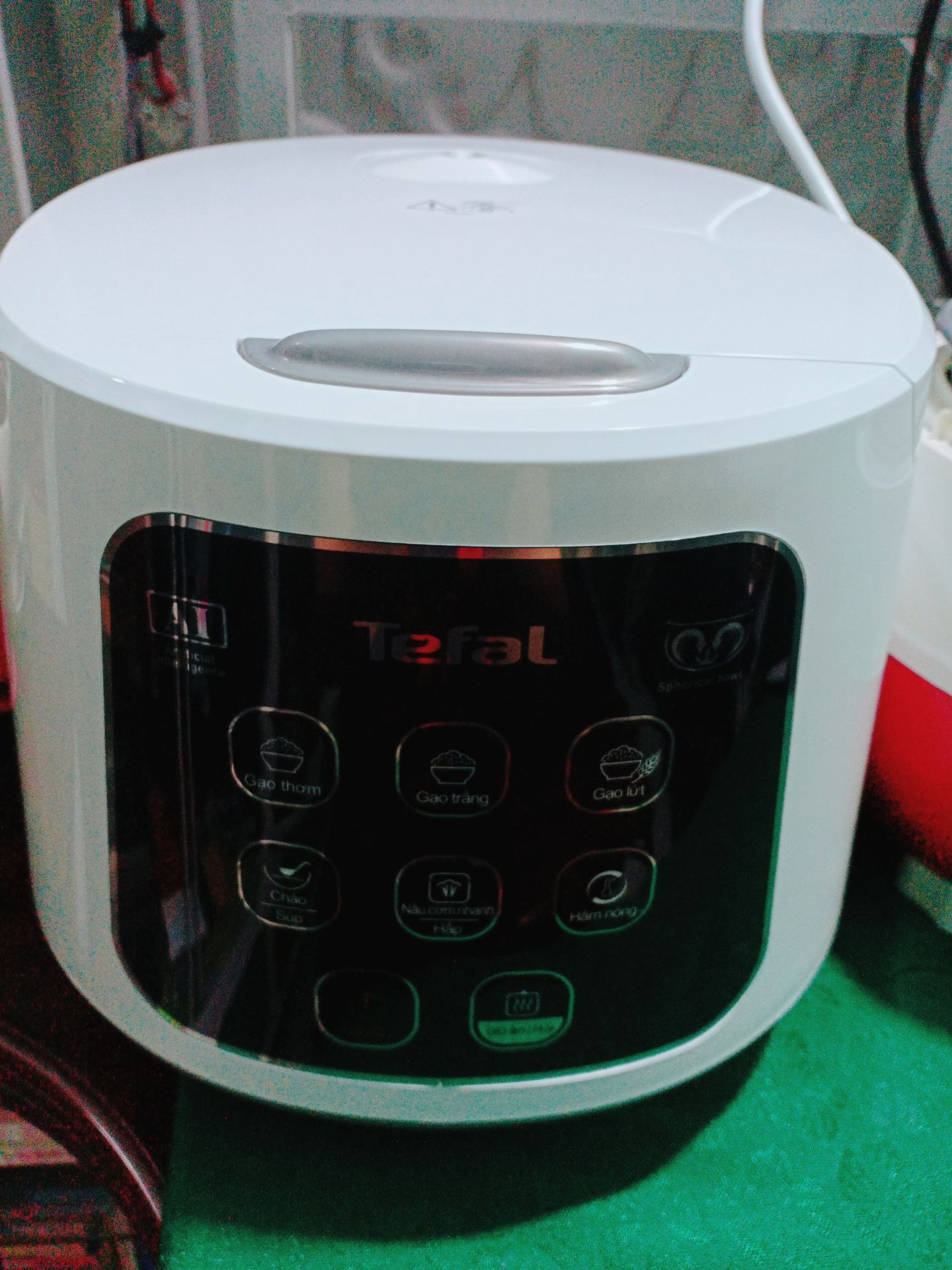 Nồi cơm rất dễ thương.. mình nấu gạo lứt hạt mềm, ko như những nồi cơm điện khác. Sản phẩm có thiết kế đẹp mắt, dễ dàng vệ sinh nồi khi nấu. Có nhiều công năng trong 1 nồi cơm, thiệt là tiện lợi hết sức.. Cám ơn Tiki và shop ạh..