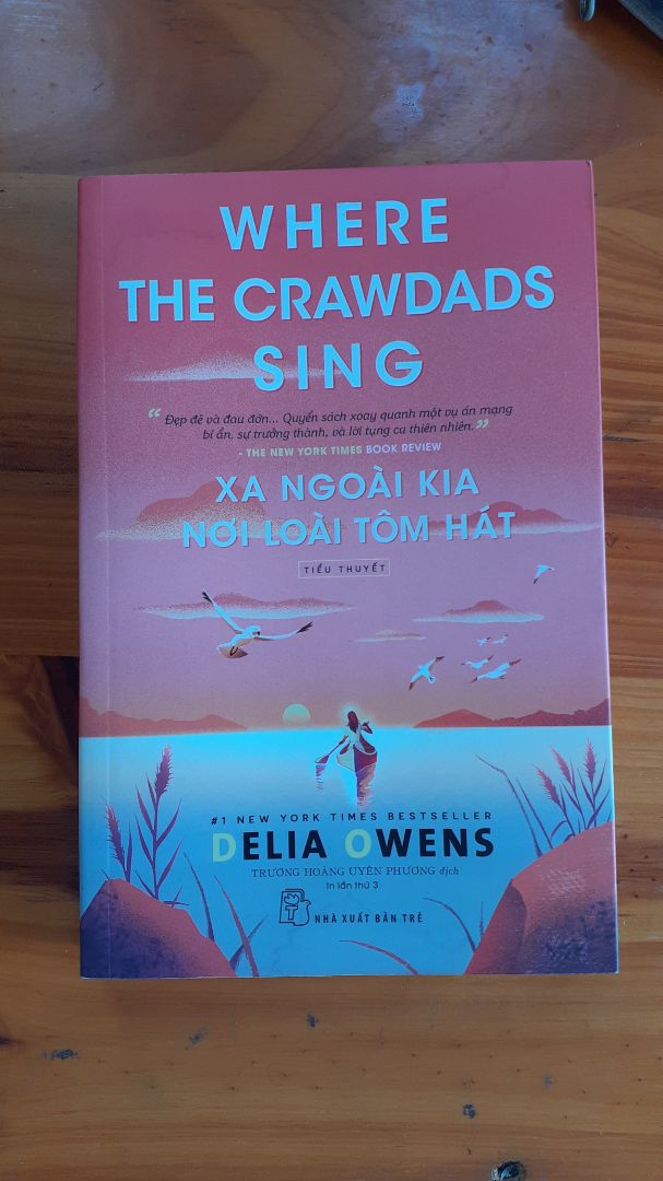 Như một "cô gái đồng lầy" ngoài đời thực, Delia Owens đã vẽ ra một bức tranh thiên nhiên đầy hoang dã và cũng không kém phần thơ mộng về nơi ven biển bắc Carolina. Ở đó, cô nàng Kya tự do khám phá thế giới riêng của mình, hé lộ những câu chuyện về tình yêu, sự trưởng thành và những loài sinh vật bé nhỏ ở vùng đất ấy và cả một vụ án mạng đầy bí ẩn.