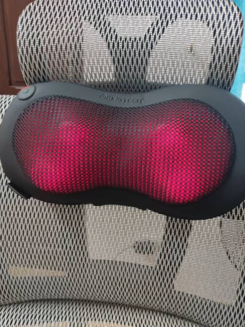 Đọc thấy nhiều đánh giá quyết định mua, nhận hàng sau 5 ngày. Sơ bộ thấy gối này có kết cấu đẹp, chắc chắn, nhiệt cũng khá ấm, máy không bị lệch bi khi nằm len, m hay dùng để massage sau cổ. Dây đai có thể điều chỉnh độ rộng nen có thể gắn được trên ghế nha mn. Phụ kiện nhận dc 2 củ sạc, 1 củ dùng thường xuyên, còn k biết 1 củ còn lại để cắm vào đâu T_T. Bao bì ok, đóng gói kỹ. Vote uy tín ak.