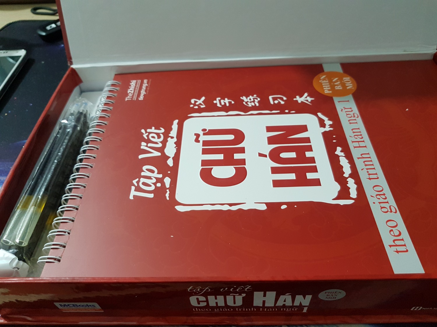 Sách dày dặn, rất đẹp, gáy xoắn, mỗi trang có dập chìm để viết theo nét, kèm theo bút và ruột đi kèm, mực có thể xóa được để viết lại nhiều lần. Tuy nhiên hộp to quá, bên dưới đệm tấm giấy để trông có vẻ dày hơn, thực sự là mình không thích cách làm này, vừa tốn bìa các-tông, vừa có cảm giác bị ***. Vở mỏng thì làm cái hộp nhỏ thôi, tiết kiệm nguyên liệu, bảo vệ môi trường. Nếu viết hết mực, các bạn ra nhà sách mua loại bút có xóa được nhé, tầm 20k, lại viết thoải mái được. Điểm không hài lòng là Tiki giao hàng lâu quá.